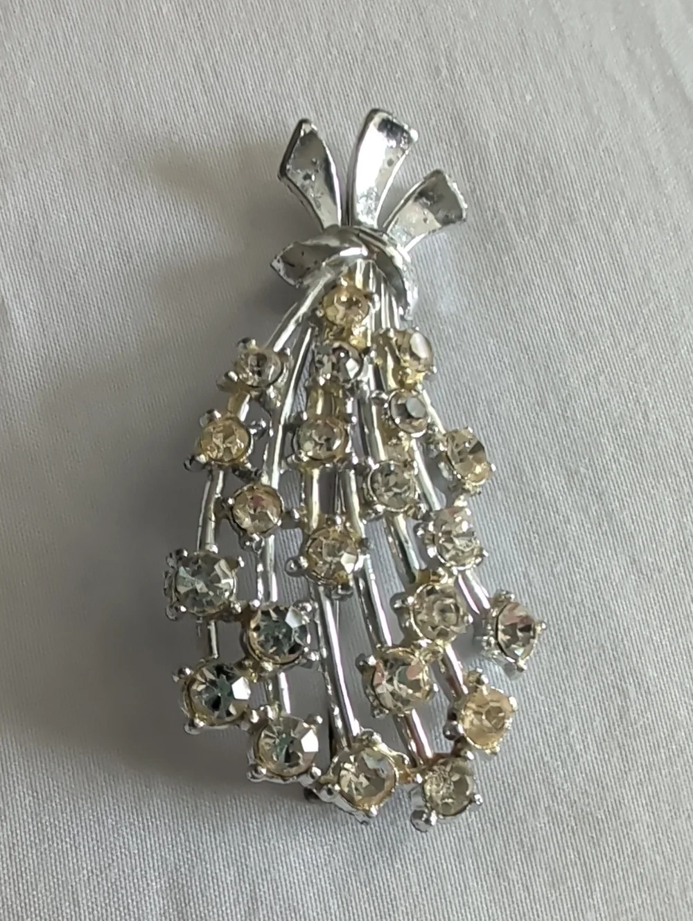Vintage 1950s Silvertone Waterfall Spray Brooch Pin Clear/Champagne Rhinestones